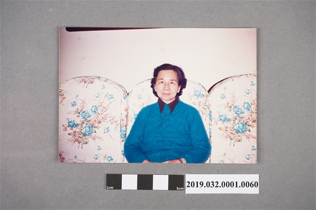 陳吳秀梅女士家中半身個人照 (共2張)