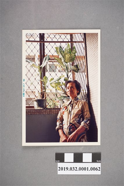 陳吳秀梅女士家中陽臺之半身個人照 (共2張)