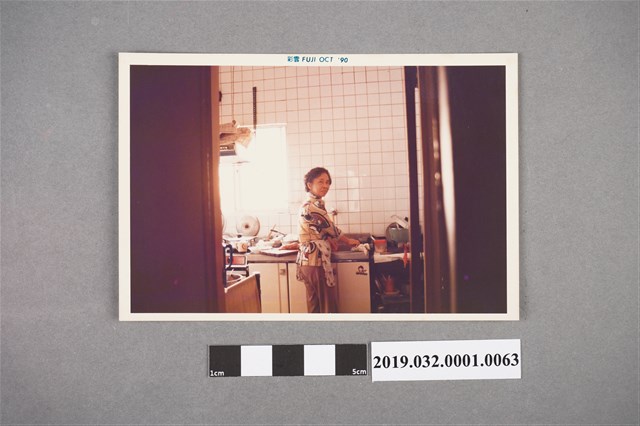 陳吳秀梅女家中廚房之個人照 (共2張)