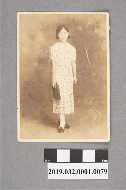 陳吳秀梅女士全身照 (共2張)