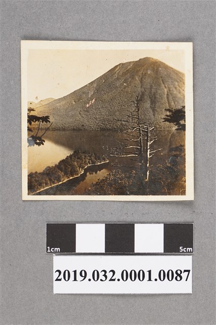 黑白山與湖風景照 (共2張)