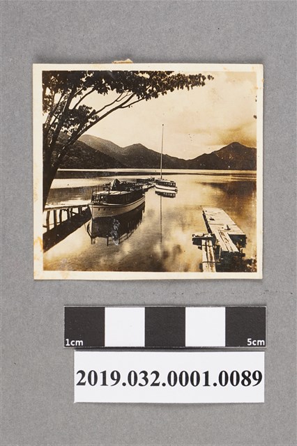 黑白湖岸風景照之1 (共2張)