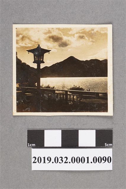 黑白湖岸風景照之2 (共2張)