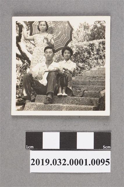 陳吳秀梅女士與另一名男子與另一名女士合照 (共2張)