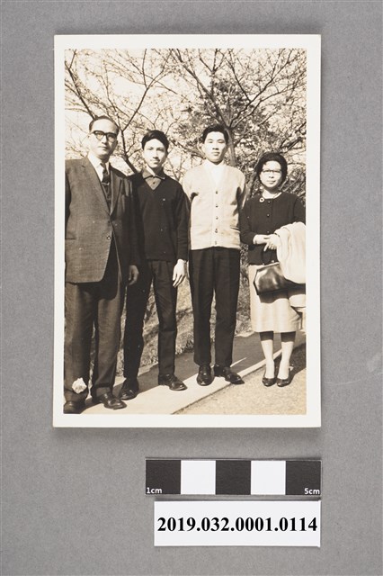 三男一女之黑白合照 (共2張)