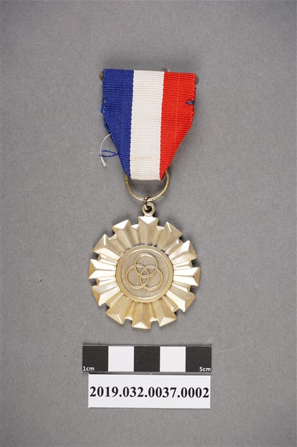 經濟部所屬事業機構頒銀質久任獎章 (共3張)