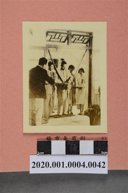 市長楊請與眾人剪綵一景照片 (共2張)