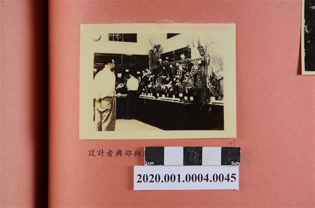 設計者與邵顧問佈置會場一景照片 (共2張)