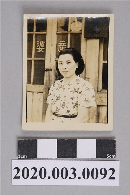 黃陳梅麗執業留影照之1 (共2張)