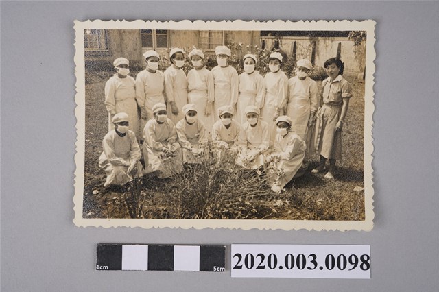 光復後第一次產婆講習會上課照之1 (共2張)