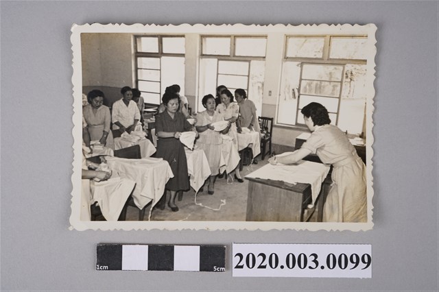 光復後第一次產婆講習會上課照之2 (共2張)
