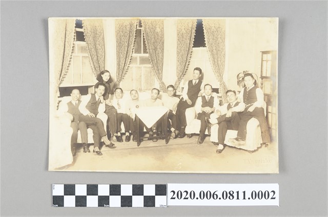 眾人坐在沙發上合照 (共3張)