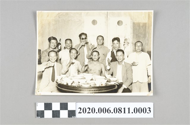 眾人舉杯合照 (共3張)