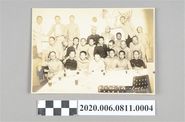 眾人縱向三列合照 (共4張)