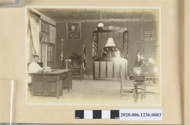 室內與男子 (共3張)