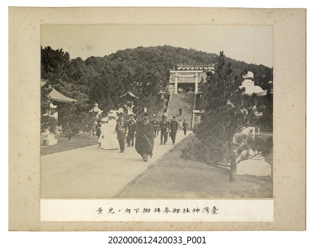 參拜臺灣神社後下石段至參道之光景 (共1張)