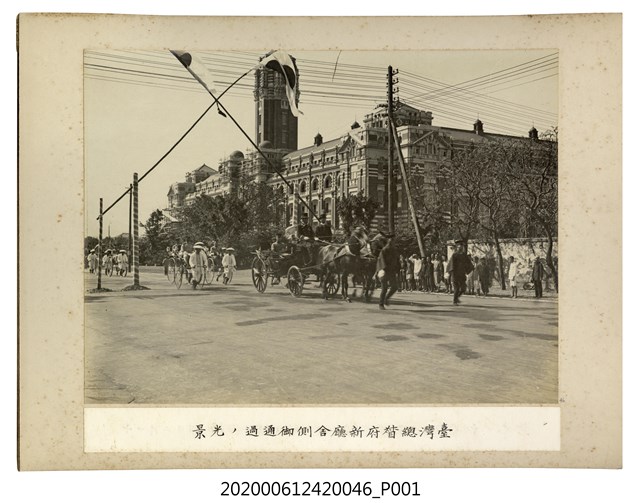 通過臺灣總督府新廳舍側之光景 (共1張)