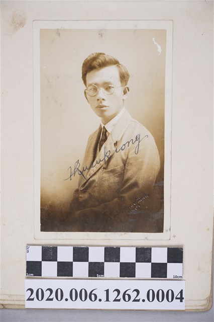 男子坐像 (共3張)