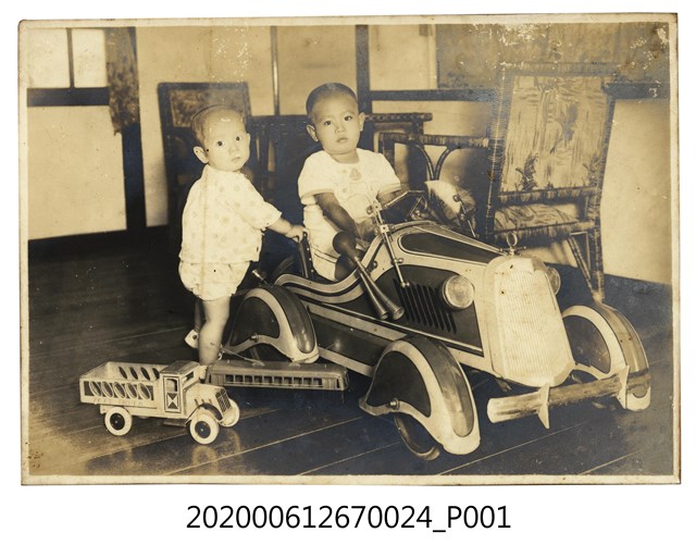 二童合照 (共1張)