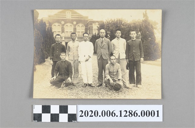 「高等學校」禮堂前師生合影 (共3張)