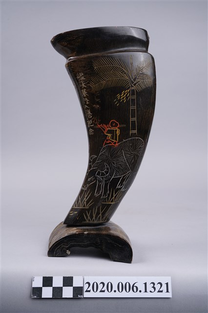 牛角製花瓶 (共6張)