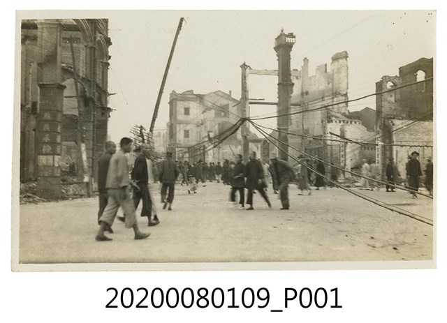 人群穿梭於破敗建築照 (共2張)