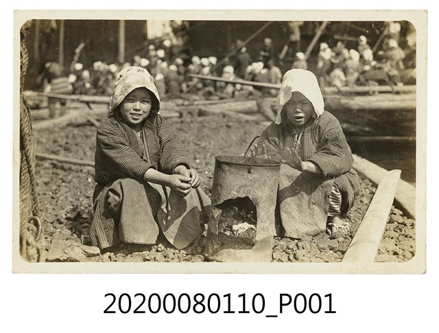 兩名女子取暖明信片 (共2張)