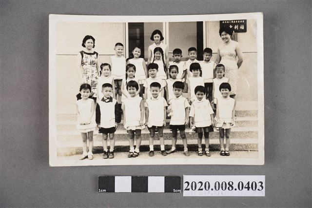學童於深澳發電廠福利中心前合照 (共2張)