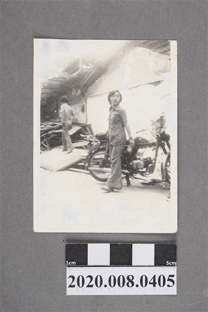 女子於東園戲院後獨照 (共2張)