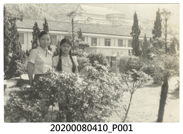 二女於建物前園合照 (共1張)