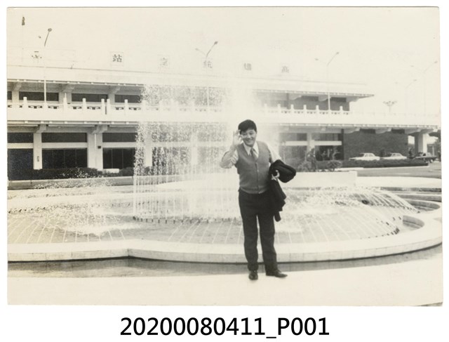 男子於高雄航空站前獨照 (共1張)