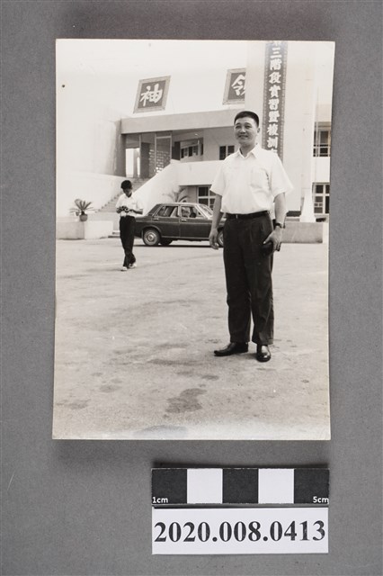 男子於澄清湖巨輪場前獨照 (共2張)