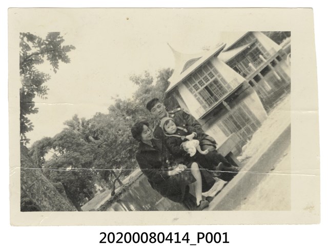 一家三口於台中公園湖畔合照 (共1張)