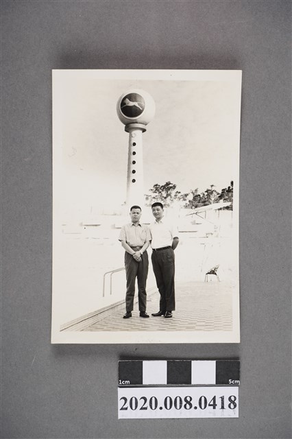 二男澄清湖泳池畔合照 (共2張)