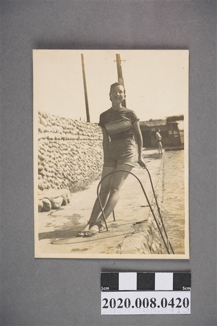 女子於岸邊獨照 (共2張)