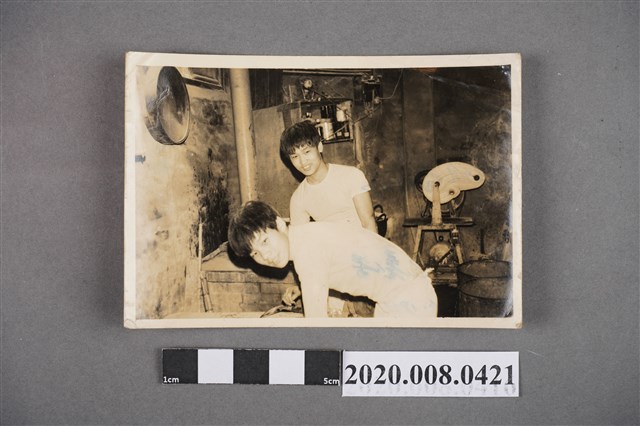 二男於家中合照 (共2張)