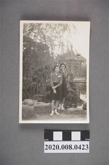 北一女中學生於總統府前介壽公園合照 (共2張)