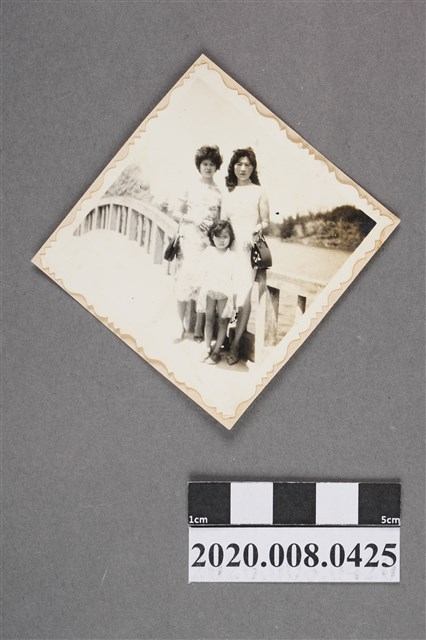 三女於橋邊合照 (共2張)