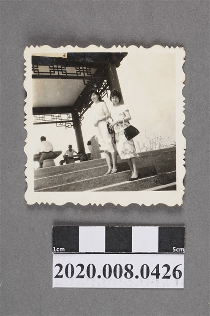 二女於台階上合照 (共2張)