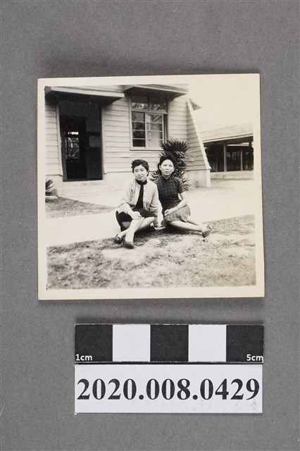 二女坐姿合照 (共2張)