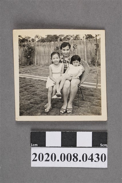 三人於藤椅上合照 (共2張)