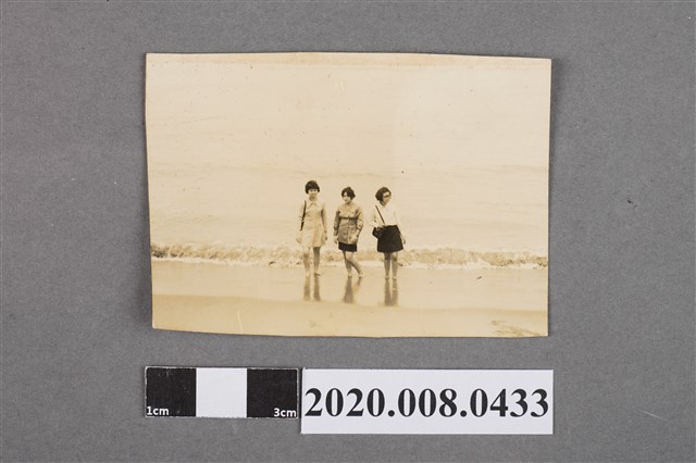 三女於金山青年活動中心金山海濱浴場內合照 (共2張)