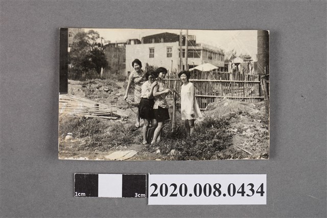 四女於竹籬前合照 (共2張)