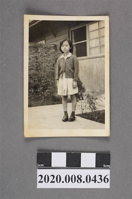 女童於建築前獨照 (共2張)