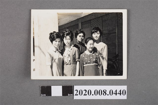 五女於鐵捲門前合照 (共2張)