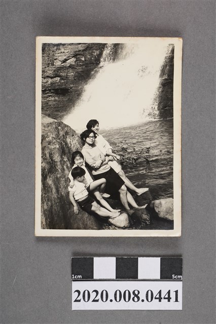 四人於瀑布前合照 (共2張)