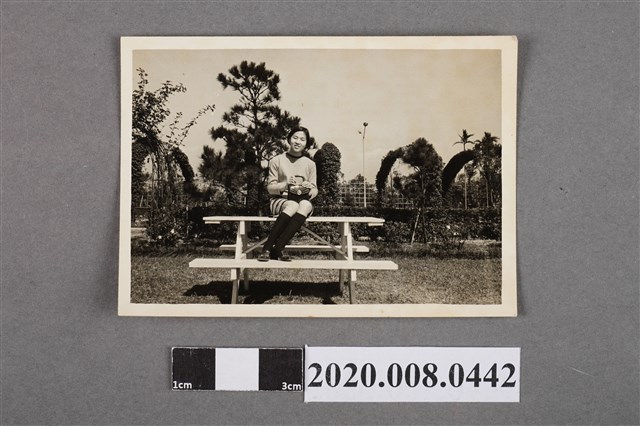 女子坐於野餐桌上獨照 (共2張)