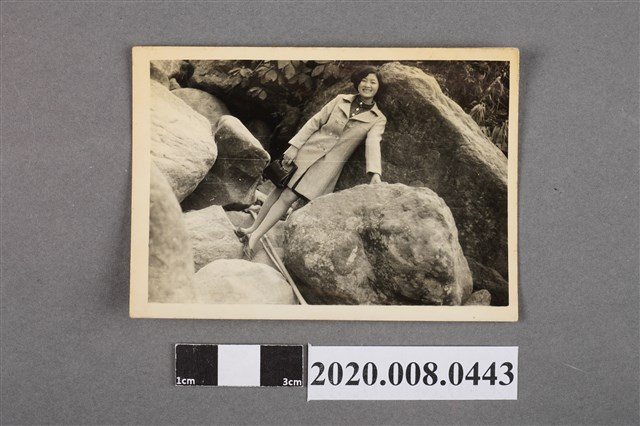 女子於石塊之間獨照 (共2張)