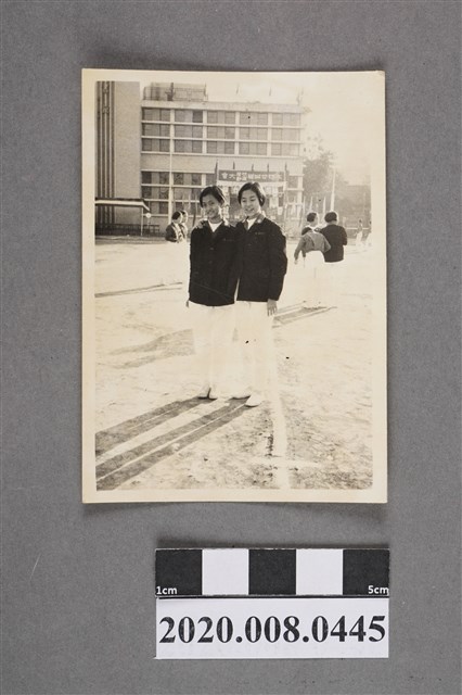 二女於操場合照 (共2張)