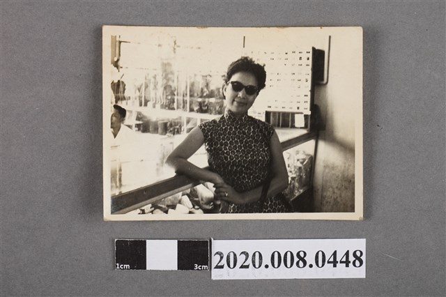 女子靠在護欄上獨照 (共2張)